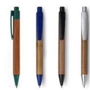 Długopis z bambusowym trzonem i plastikowymi kolorowymi elementami V1410